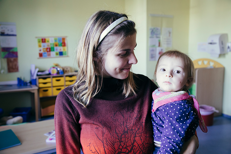 Laura Kundler und Tochter Lilija im Eltern Kind Zimmer im Gebäude 18 (c) Harald Krieg