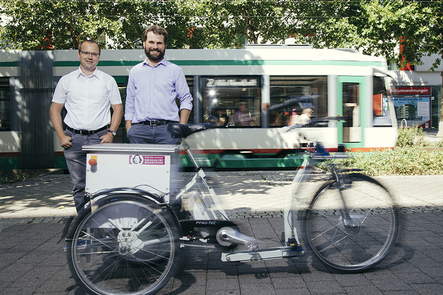 Juniorprofessoren Schmidt und Zug im Stadtverkehr Magdeburg (c) Harald Krieg