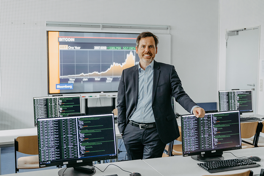 Prof. Dr. Elmar Lukas im FinTechLab. (Foto: Jana Dünnhaupt)