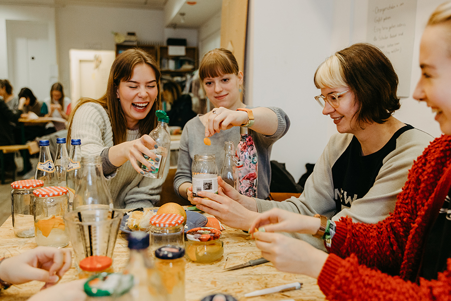 Ökologisches Putzmittel herstellen im intakt Magdeburg (C) Jana Dünnhaupt_Uni Magdeburg