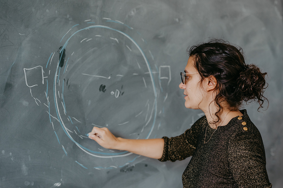 Alexandra Carpentier schreibt mathematische Formeln an eine Tafel (c) Jana Dünnhaupt_Uni Magdeburg