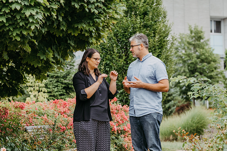 Anne und Jan Dudeck tauschen sich auch bei Spaziergängen oft fachlich aus (c) Jana Dünnhaupt_Uni Magdeburg