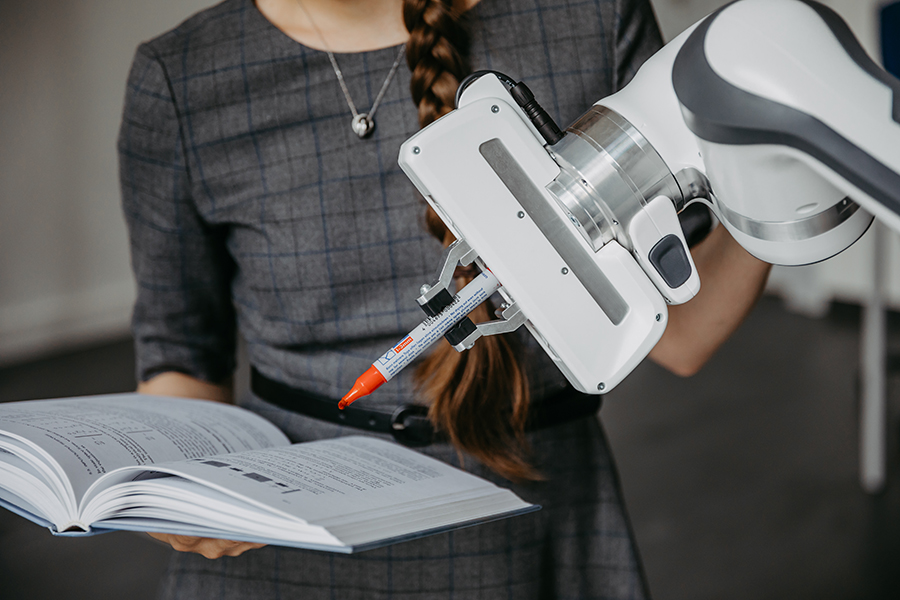 Der Roboterarm hält einen Stift (c) Jana Dünnhaupt Uni Magdeburg