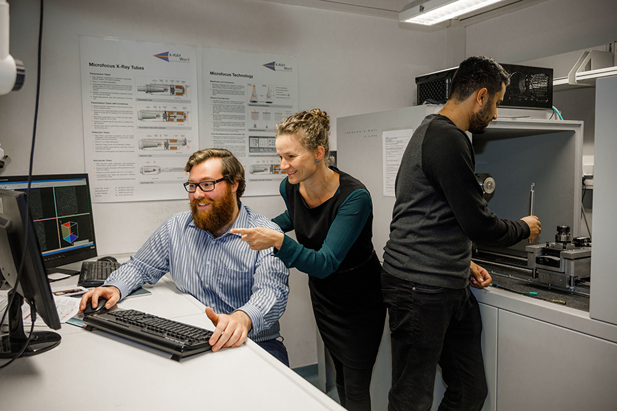 Dr.-Ing. Nicole Vorhauer-Huget mit Kollegen im Labor (c) Jana Dünnhaupt_Uni Magdeburg