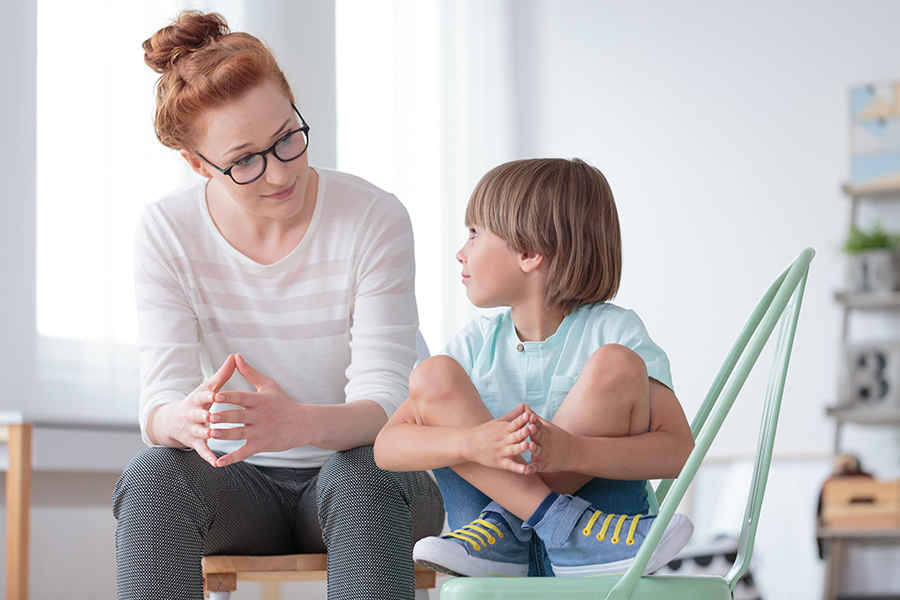 Frau erzählt mit Kind (c) shutterstock_Photographee.eu