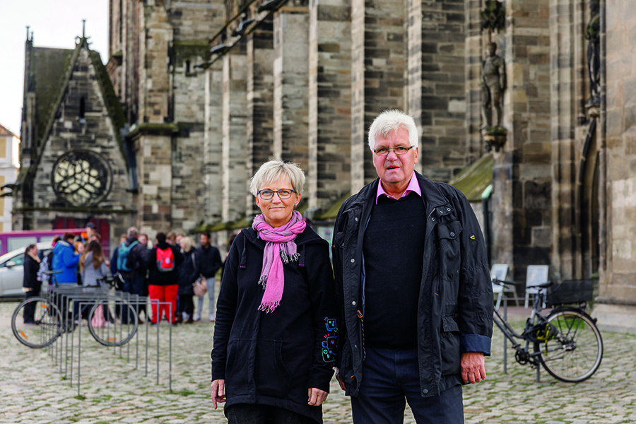 Heike Schröder und Olaf Freymark vor dem Magdeburger Dom (c) Jana Dünnhaupt Uni Magdeburg