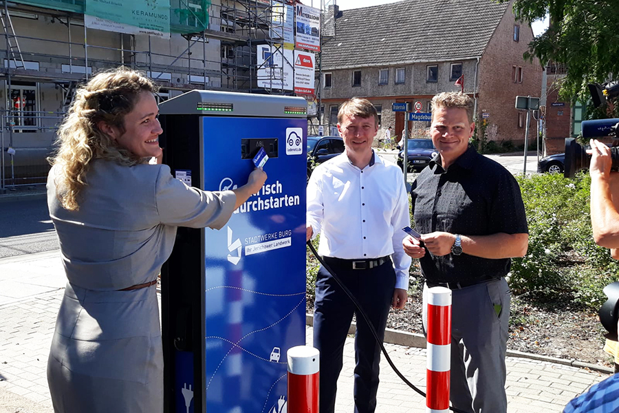 Jun.-Prof. Ines Hauer eröffnet die Ladesäule in Burg (c) privat