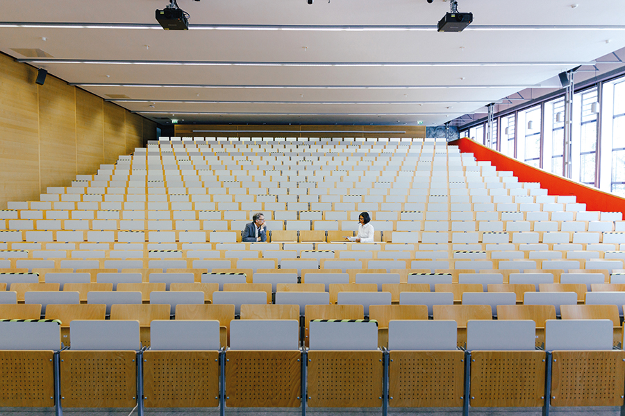 Prof. Strackeljan mit Katharina Vorwerk beim Interview im Hörsaal (c) Jana Dünnhaupt Uni Magdeburg