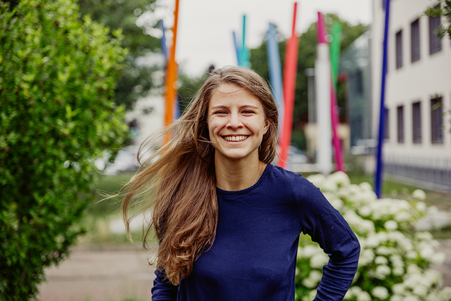 Studentin Friederike Krischer auf dem Campus der Uni Magdeburg (c) Jana Dünnhaupt_Uni Magdeburg