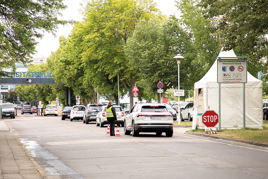 Triagezelt am Eingang zur Uniklinik Magdeburg (c) privat