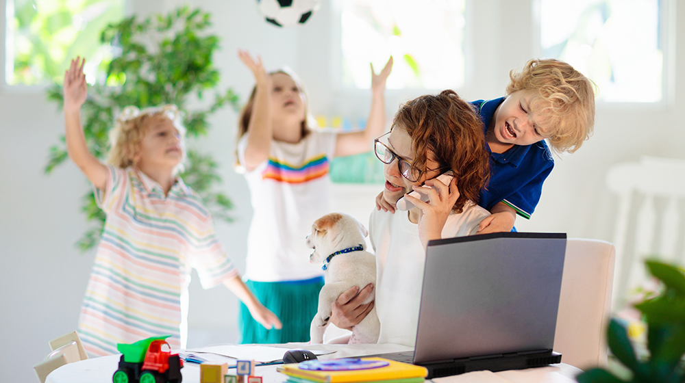 Mutter arbeitet von zu Hause aus mit Kindern (c) shutterstock FamVeld