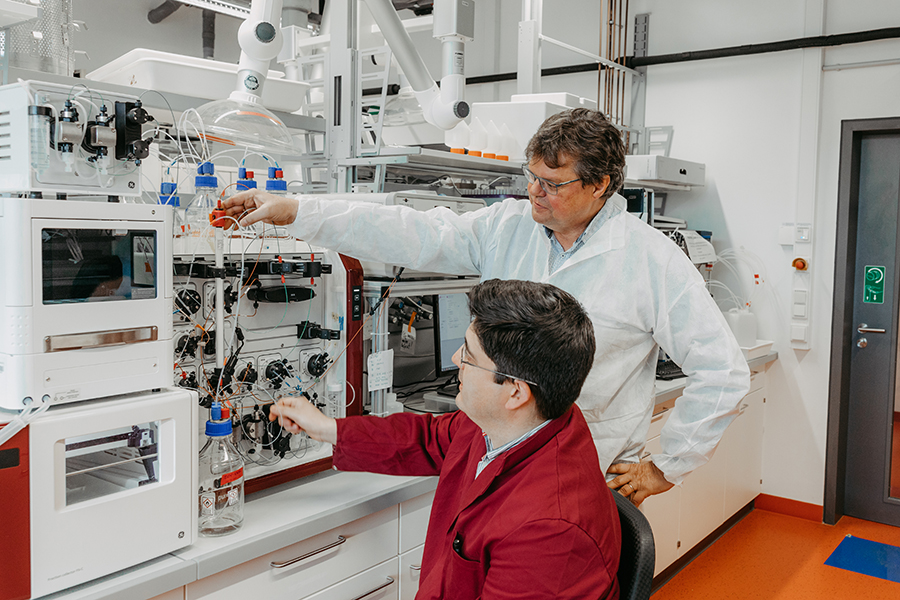 Prof. Reichl mit einem Kollegen im Labor (c) Jana Dünnhaupt Uni Magdeburg