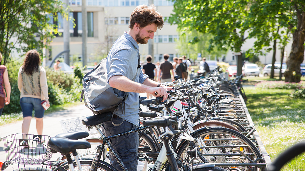 Fahrradfahrer auf dem Campus der Uni Magdeburg (c) Stefan Berger Uni Magdeburg