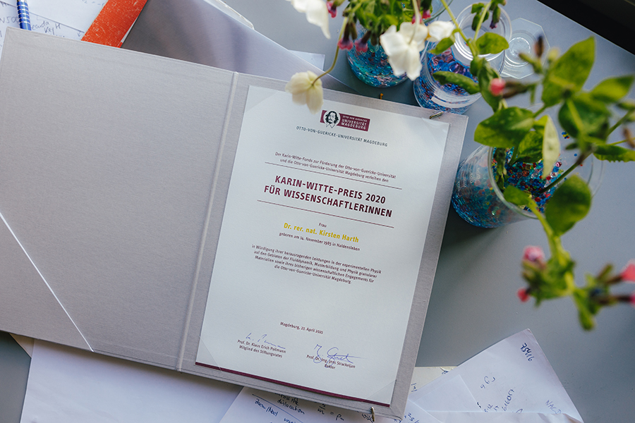 Die Urkunde von Dr. Kirsten Harth für den Karin-Witte-Preis liegt auf ihrem Bürotisch (c) Jana Dünnhaupt Uni Magdeburg