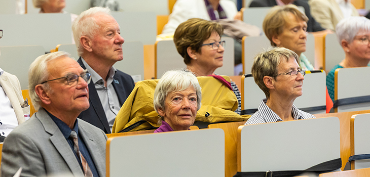 Ältere Menschen im Hörsaal (c) Hannah Theile Uni Magdeburg