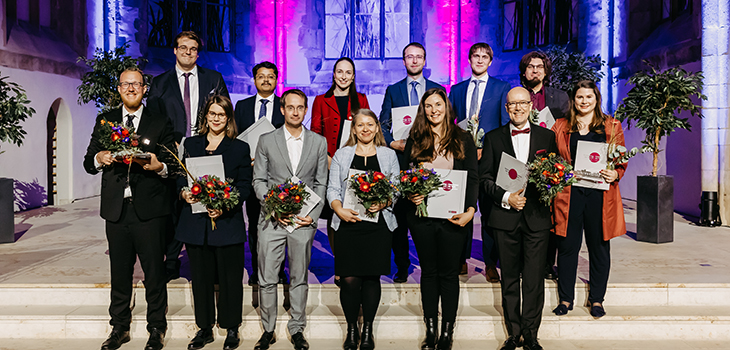 Gruppenfoto aller Preisträger auf der Bühne in der Johanniskirch beim Akademischen Festakt 2023 (Foto: Jana Dünnhaupt / Uni Magdeburg)