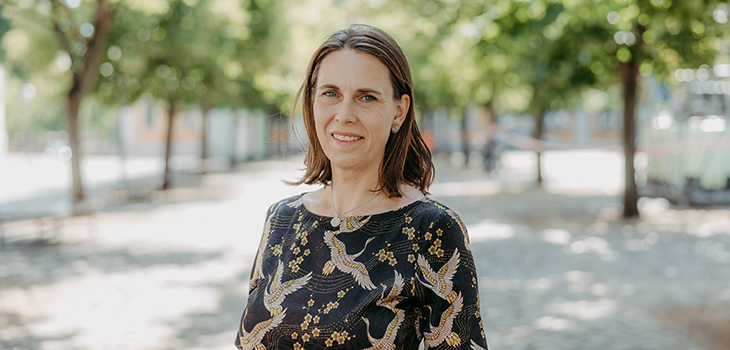 Portrait von Prof. Heidbreder unter einer Baumallee auf dem Vorplatz des Landestag-Gebäudes Sachsen-Anhalt (c) Jana Dünnhaupt Uni Magdeburg