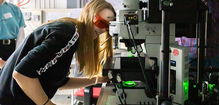 Schülerin bei der Herbst-Uni schaut durch ein Mikroskop (c) Anna Friese Uni Magdeburg