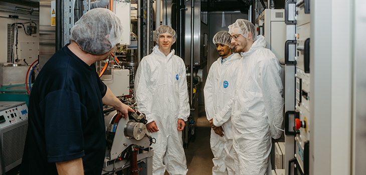 Schüler informieren sich im Reinraum der Universität Magdeburg über den Ausbildungsberuf Mikrotechnologie (Foto: Jana Dünnhaupt / Universität Magdeburg)