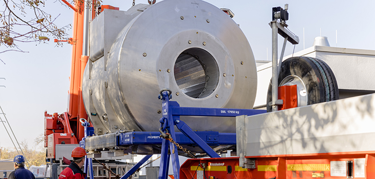 Der MRT wird für den Umzug mit einem Kran auf einen Schwerlasttransporter geladen (Foto: Anna Friese / Uni Magdeburg)