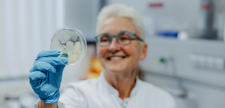 Prof. Heike Walles steht im Labor und hält eine Petrischale mit dem künstlichen Gewebe in die Kamera (c) Jana Dünnhaupt Uni Magdeburg