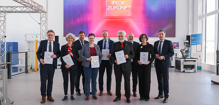 Gruppenfoto mit den Hochschulleitungen und Minister Willingmann bei der Unterzeichnung der Zielvereinbarung 2025 bis 2029 (c) MWU Robin Baake