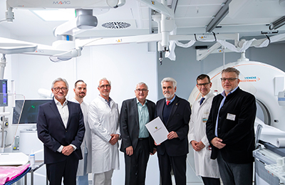 Wissenschaftsminister Prof. Dr. Willingmann (3. v. r.) und Finanzminister Richter (4. v. r.) überreichen Förderbescheide an die Universitätsmedizin Magdeburg (c) Sarah Kossmann /UMMD