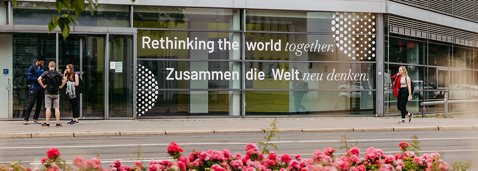An den Fenstern des Gebäude 22 ist der Schriftzug Zusammen die Welt neu denken angebracht (c) Jana Dünnhaupt Uni Magdeburg