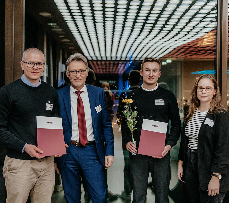Vier Menschen wovon zwei ein Stipendium in den Händen halten (c) Hannah Theile Uni Magdeburg