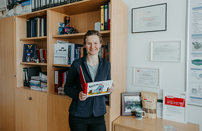 Dr. Vorhauer Huget in ihrem Büro (Foto: Jana Dünnhaupt / Uni Magdeburg)