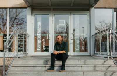 Manuel Löser vor dem Campustheater (c) Jana Dünnhaupt/Uni Magdeburg