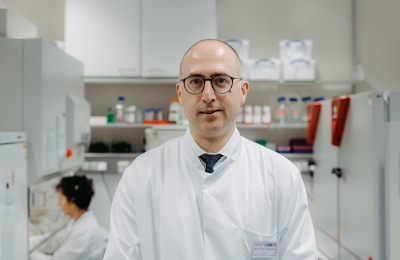 Professor Doktor Dimitrios Mougiakakos steht im Labor_Foto Jana Duennhaupt_Uni Magdeburg