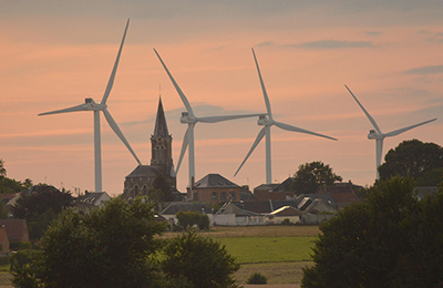 Windräder vor einer Ortschaft (c) Dorothée Quennesson auf Pixabay
