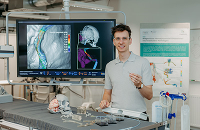 Janneck Stahl mit einem Stent in der Hand (c) Jana Dünnhaupt Uni Magdeburg