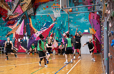 Männer beim Baskettballspielen (c) Ronja Dobbert