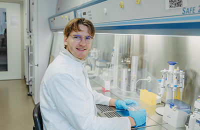Noah Müller im Labor (c) Jana Dünnhaupt Uni Magdeburg
