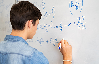 Schüler löst an einem Whitboard eine Matheaufgabe (c) Shutterstock Ground Picture
