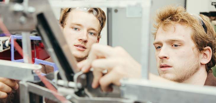 Tüfteln, schrauben, ausprobieren: Zur Weiterentwicklung ihrer Produktidee haben die Trenux-Gründer das FabLab der Universität genutzt. (c) Harald Krieg / Uni Magdeburg Tüfteln, schrauben, ausprobieren: Zur Weiterentwicklung ihrer Produktidee haben die Trenux-Gründer das FabLab der Universität genutzt. (c) Harald Krieg / Uni Magdeburg
