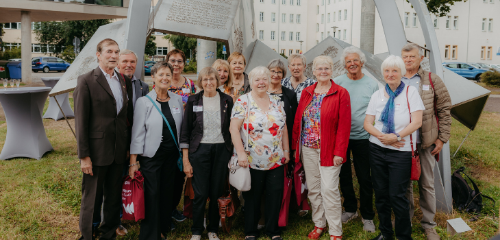 Ein Wiedersehen voller Wärme. Vor einer Skulptur entstehen neue Erinnerungen, während alte Geschichten in den Gesichtern aufleuchten ©Jana Dünnhaupt, Uni Magdeburg