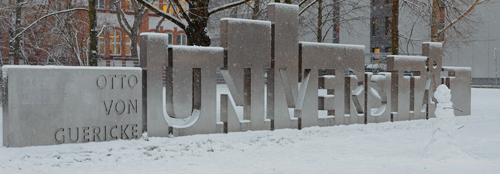 Porta Universität Magdeburg von Schnee bedeckt