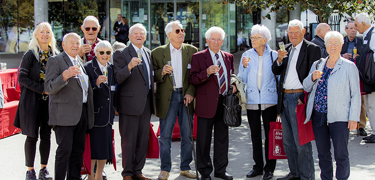 Bei einem gemeinsamen Sektanstoß nach der Verleihung haben die Alumni die Möglichkeit, in Erinnerung zu schwelgen, alte Kommiliton*innen wiederzufinden und die Zeit in einem Foto festhalten zu lassen.