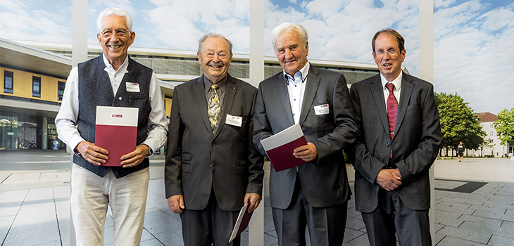 Bei der Verleihung der Diplome haben die Alumni die Möglichkeit Gruppenfotos zu machen. 