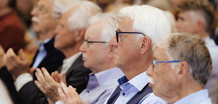 Am dritten Septemberwochenende 2022 fand an der Uni Magdeburg wieder das Alumni-Wochenende statt. Über 200 Alumni wurde mit einem Diamantenen oder Goldenen Diplom beziehungsweise Staatsexamen ausgezeichnet. Ein besonderer Grund, um sich gegenseitig zu applaudieren und in feierlicher Stimmung auf dem Campus der Universität zusammenzukommen.   