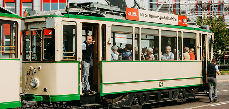 Fahrt mit der historischen Straßenbahn beim Alumni Wiedersehen 2023 ©Anna Friese