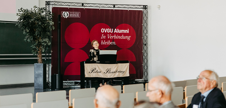 Die Verleihung der Diplome wird durch professionelle Musiker*innen untermalt. In diesem Jahr durch die Pianistin Petra Steinbring.