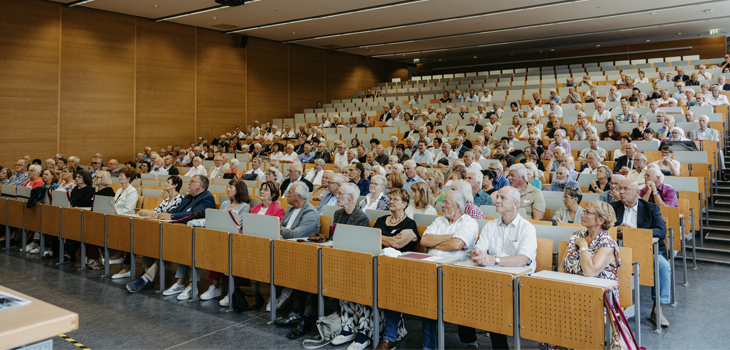 Reges Geschehen im Hörsaal 1 beim Alumni-Tag 2024 ©Jana Dünnhaupt