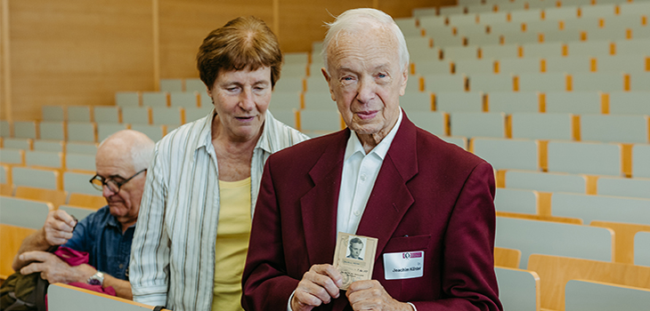 Alumnus Joachim Köhler mit seinem originalen Studierendenausweis aus seiner Studienzeit an der TH Magdeburg ©Jana Dünnhaupt