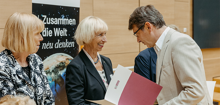 Glückliche Alumna bei der Verleihung der Diamantenen und Goldenen Staatsexamen 2024 ©Jana Dünnhaupt