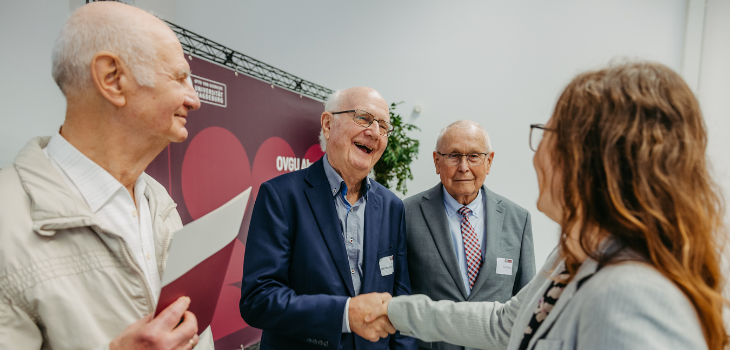 Fröhliche Stimmung bei der Vergabe der Eisernen Diplome ©Jana Dünnhaupt, Uni Magdeburg Ein im grauen Anzug gekleideter Alumnus freut sich sehr über den Erhalt seines Eisernen Diploms ©Jana Dünnhaupt, Uni Magdeburg