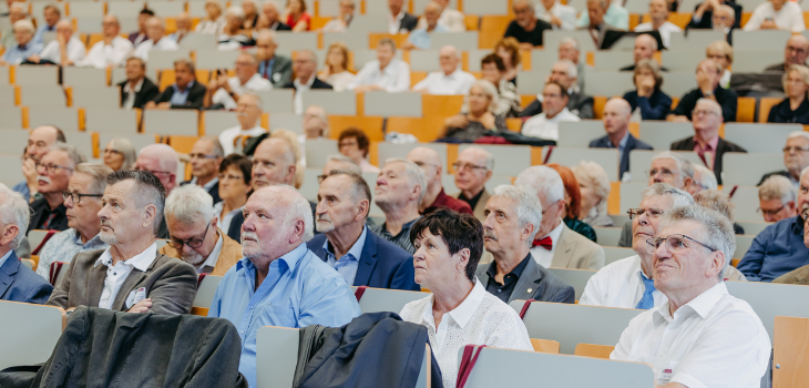 Reges Geschehen im Hörsaal 1 beim Alumni-Tag 2024 Reges Geschehen im Hörsaal 1 beim Alumni-Tag 2024 ©Jana Dünnhaupt